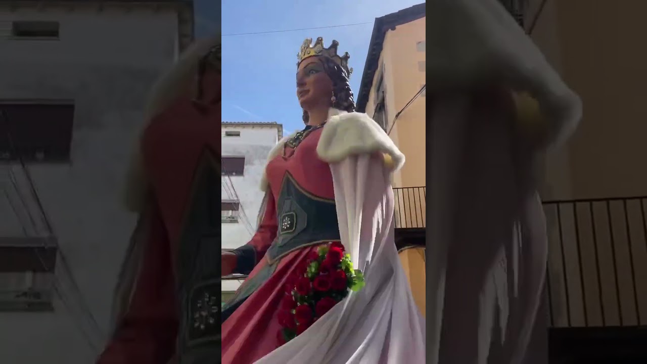 Els gegants reis de Sallent ballant l’Amparito Roca durant la cercavila - Alça’t 24/03/2024