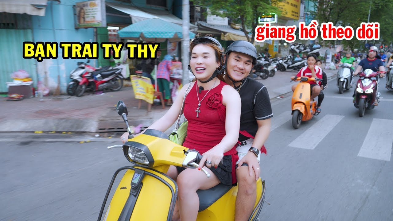 Ty Thy chở bạn trai đi chơi bị giang hồ theo dõi - Ty Thy Vlog Gỏi đu đủ