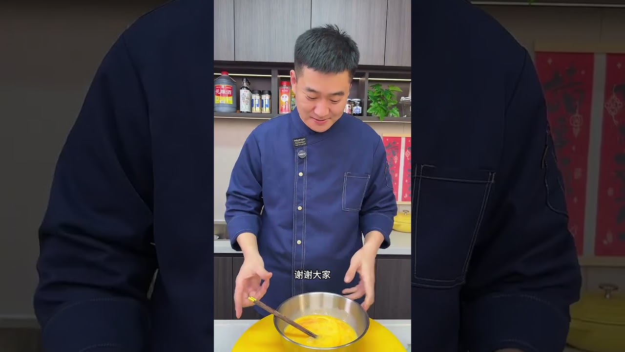 Put the blanched spinach into the egg liquid and you can easily make good-looking and
