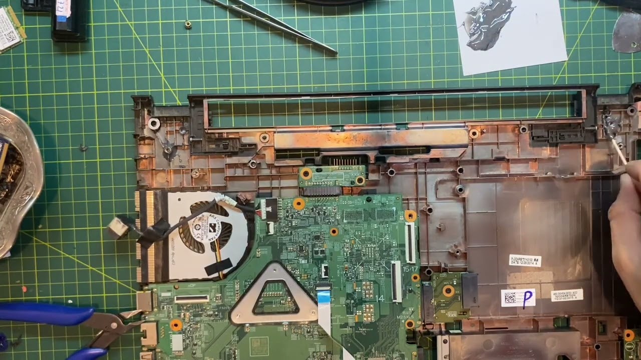 Dell İnspiron 15 klavye değişimi ve menteşe ayağı tamiri