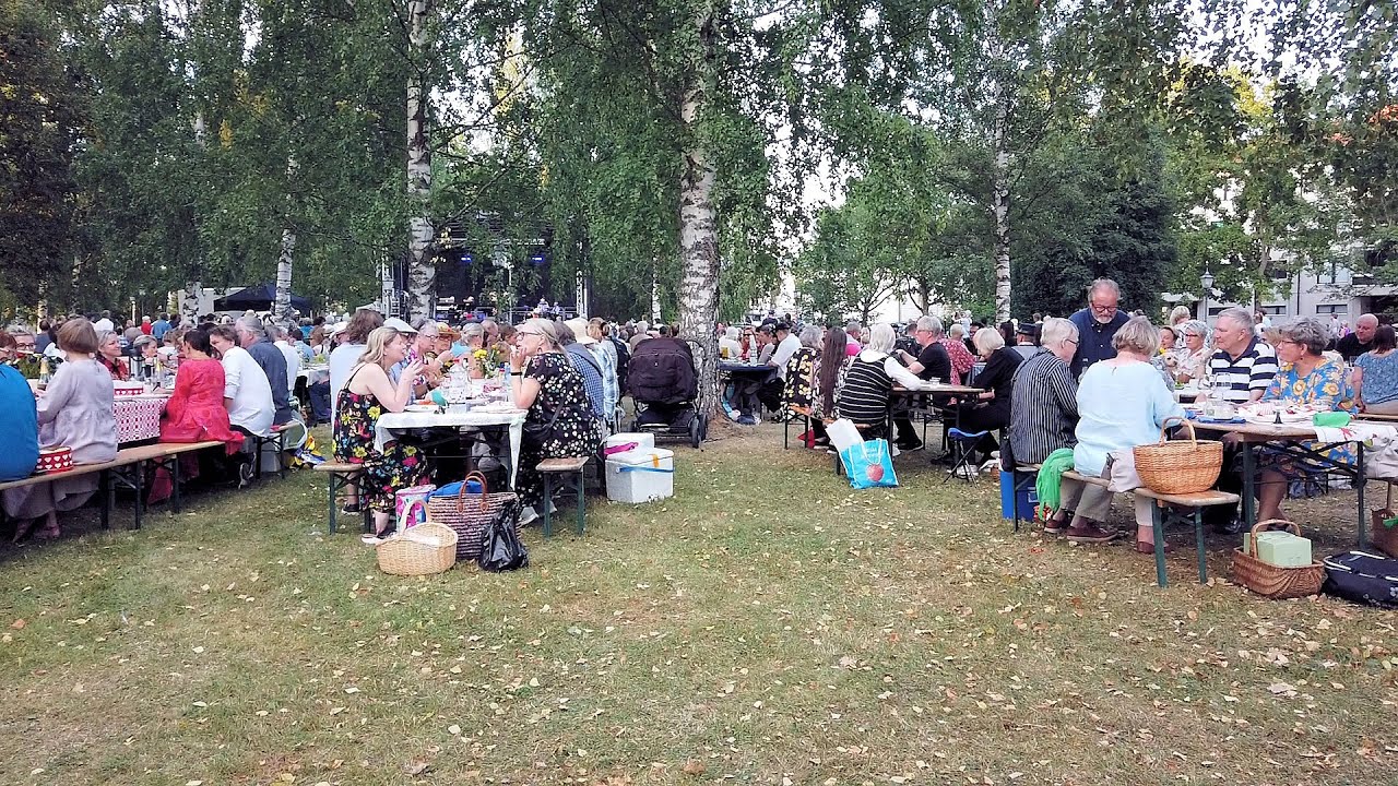 Illallinen taivaan alla Heinola maaherranpuisto 2022