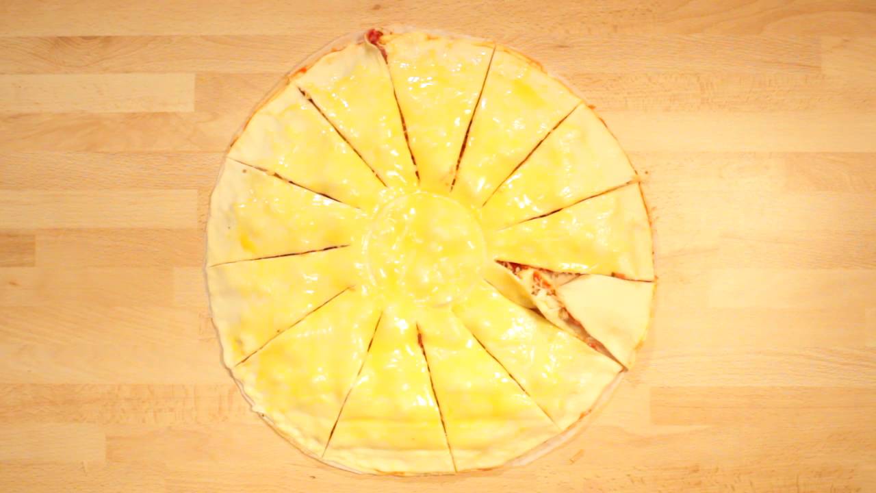 Un feuillet&eacute; pizza en forme de soleil