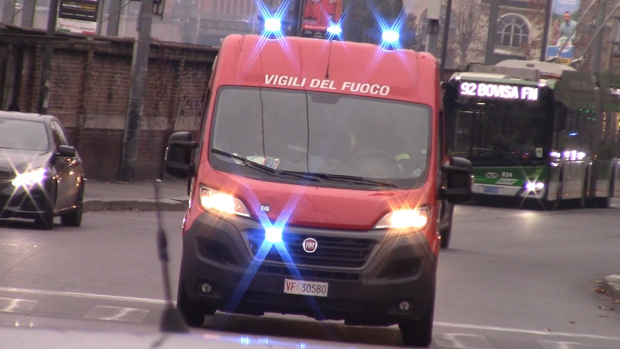 [INCENDIO APPARTAMENTO] ARRIVO APS+AS VVF CUOCO + APS+CARRO SOCCORSO VVF DARWIN IN SIRENA (Milano)