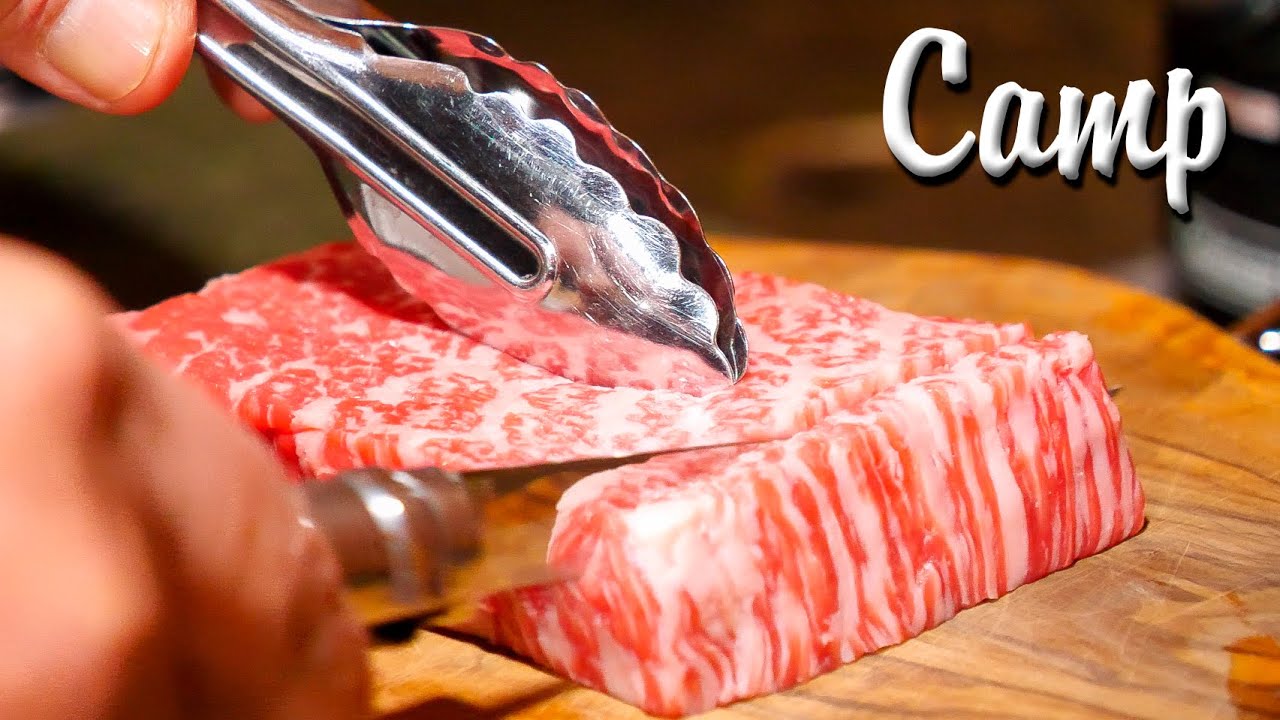 テントの中でクラムチャウダーと肉を食べる