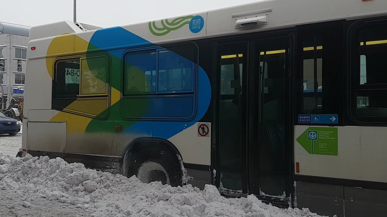 Stm 30-849 Artic Stuck and wheels Spinning out in the snow At Cote Vertu Métro (2010 NovaBus Lfs)