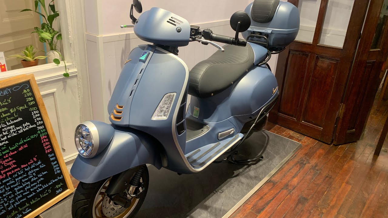 Đi bộ xung quanh và tham quan Vespa GTV Officina 8 300
