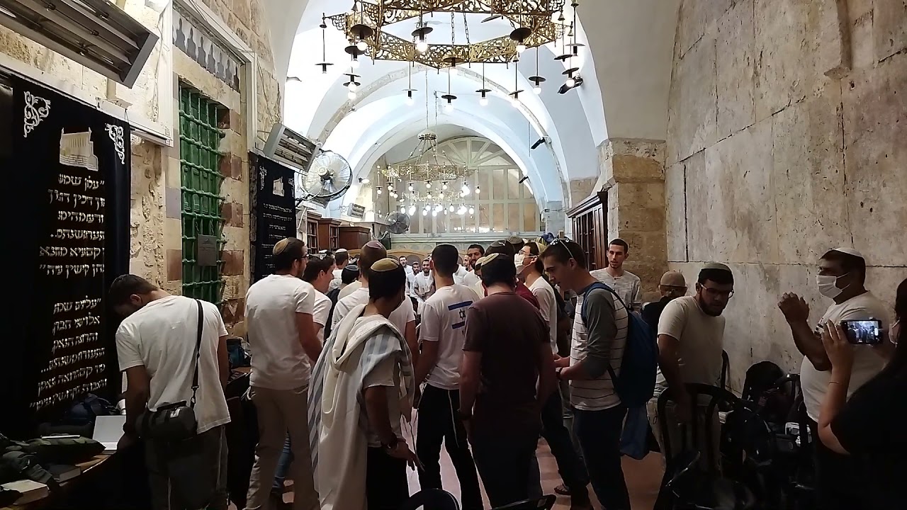 באו זרים למקדשי ב