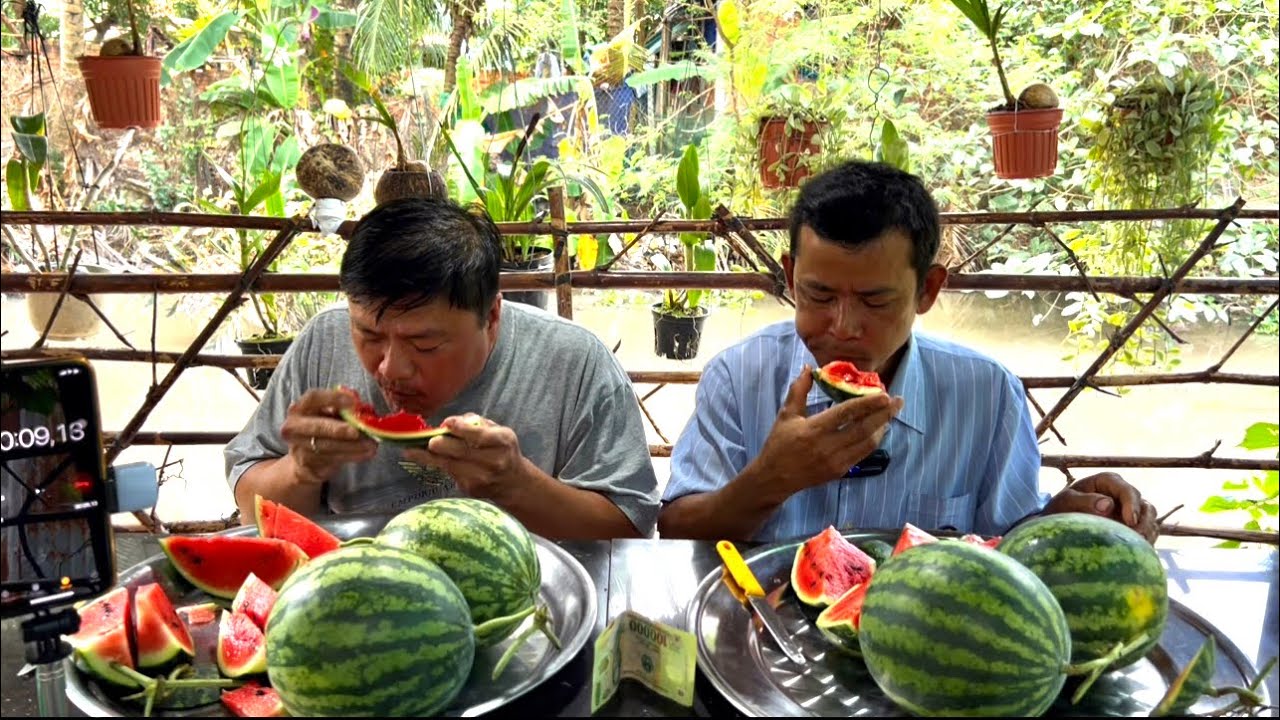 Thử Thách Ăn 11 Ký Dưa Hấu Trong Vòng 30 Phút | ATĐQ
