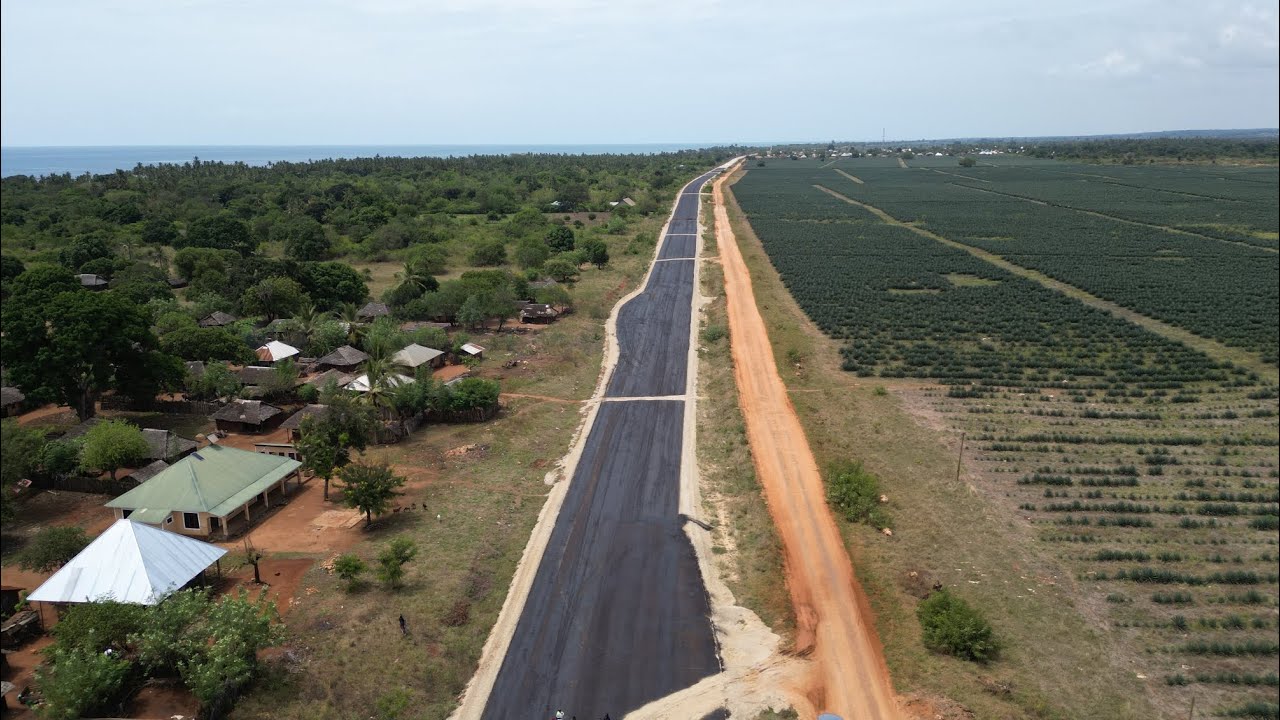 BARABARA YA TANGA -  PANGANI YAANZA KUWEKWA LAMI