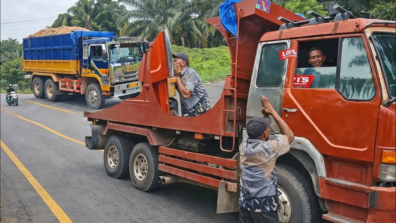 TRUCKNYA ALAMI PECAH SILANG 4 !!,  Seorang Sopir Memohon Pertolongan Ke Sesama Sopir