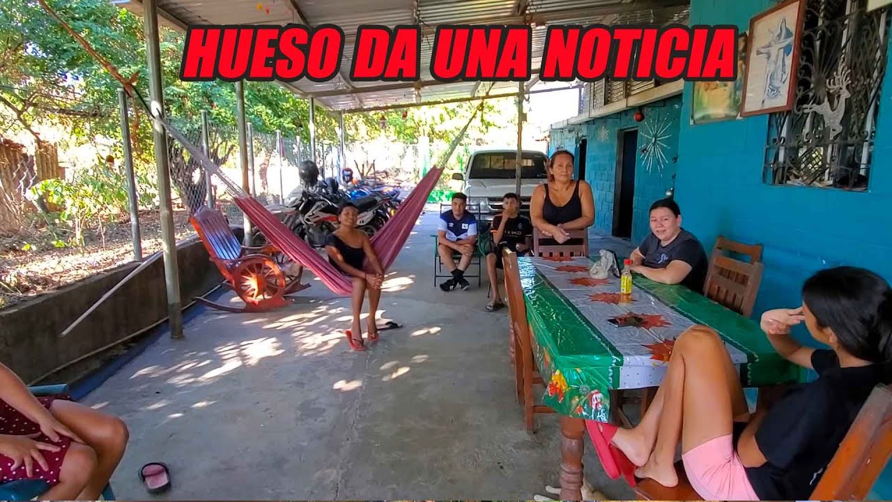 Hueso informa a su familia que Elmer le regalo un terreno.