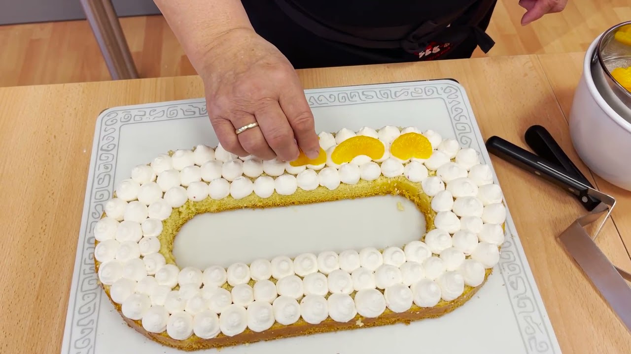 Silvestertorte mit Sahne und Mandarinen