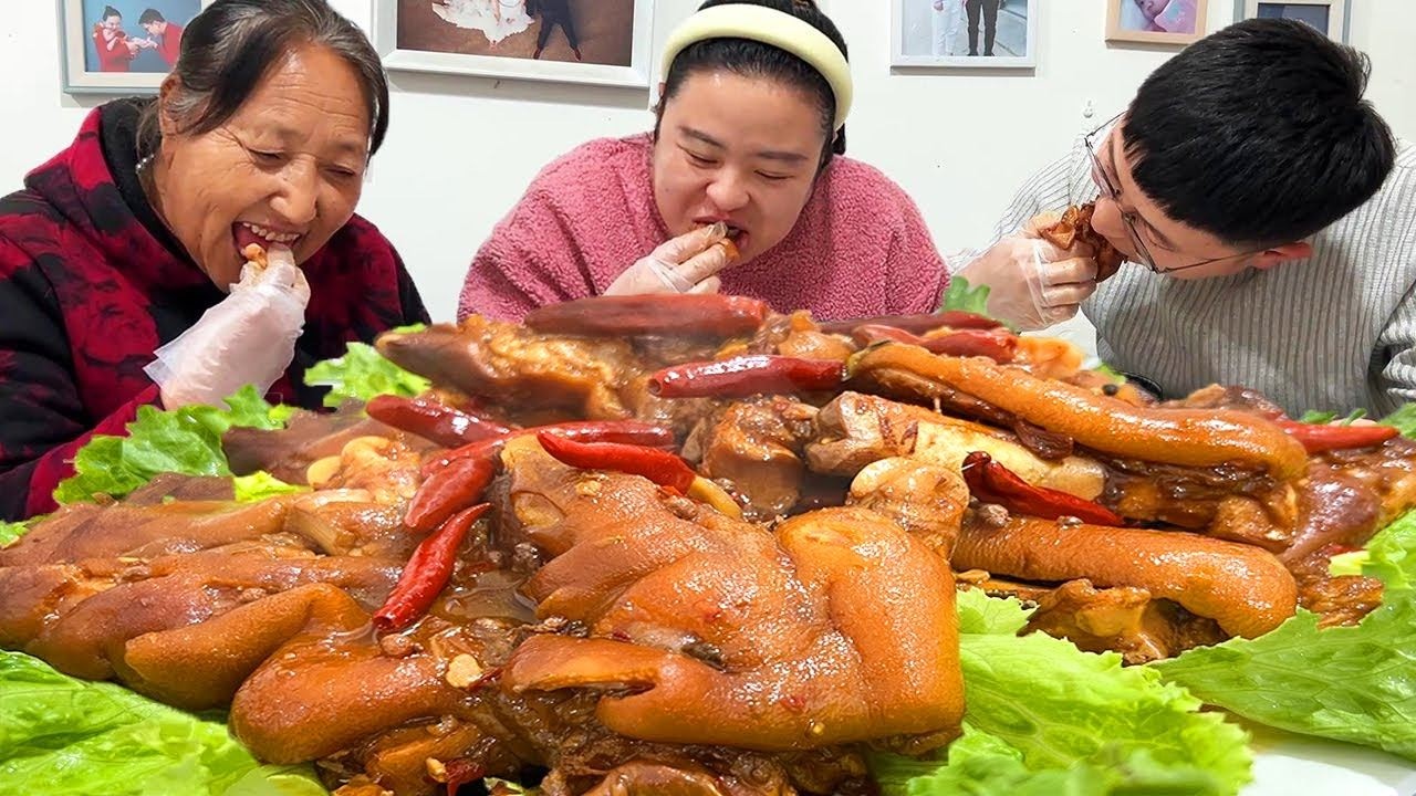 4根大猪蹄一卤，软糯到黏嘴Q弹弹牙，用手抓着吃真过瘾【胖手手丹丹】