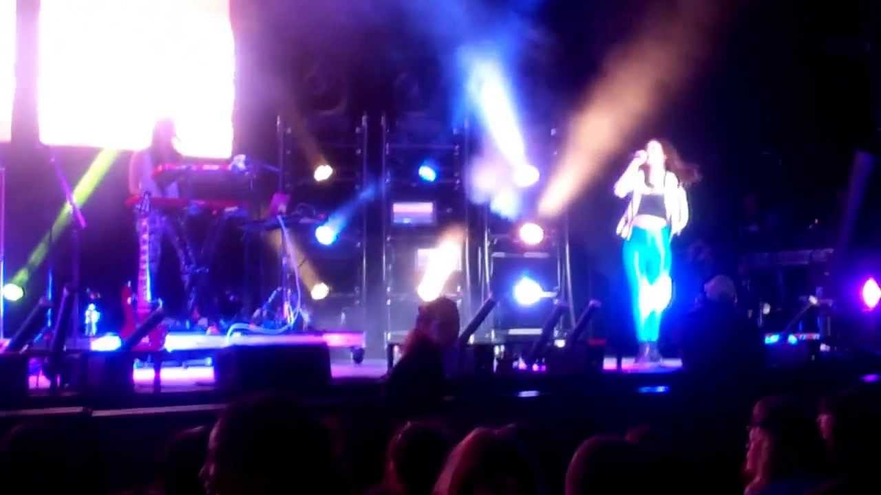 Victoria Justice - Summer Break Tour 2013: Gold
