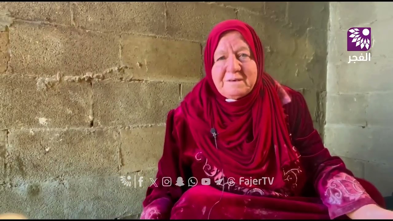 الحاجة أم عزمي من قرية جيوس تستيقظ في الصباح الباكر لتصنع خبز الطابون اللذيذ