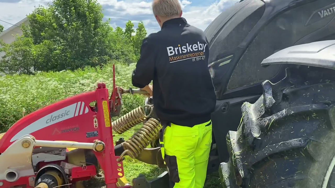 1. slåtten hos Briskeby  maskinentreprenør | Valtra N174 | 2021