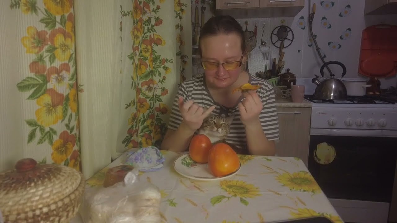 Кушаем с Лёлей хомячу хурму #mukbang