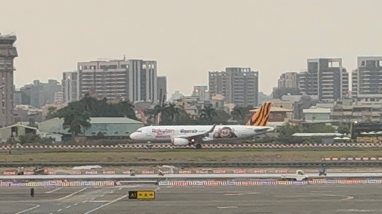 台灣虎航與Rakuten Monkeys再度合作推出聯名彩繪二號機(新千歲機場飛高雄)降落高雄國際機場