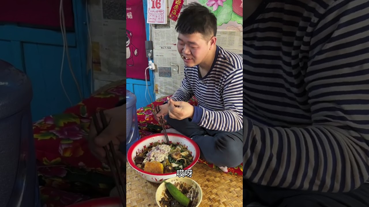 昨天一天没吃饭，我媳妇对我还是挺好的，把前天没吃了的“剩饭”又给我端上来了，还给我做了“草莓”蒸蛋～ #剩菜剩饭 #记录生活 #记录真实生活 #记录我的农村生活233