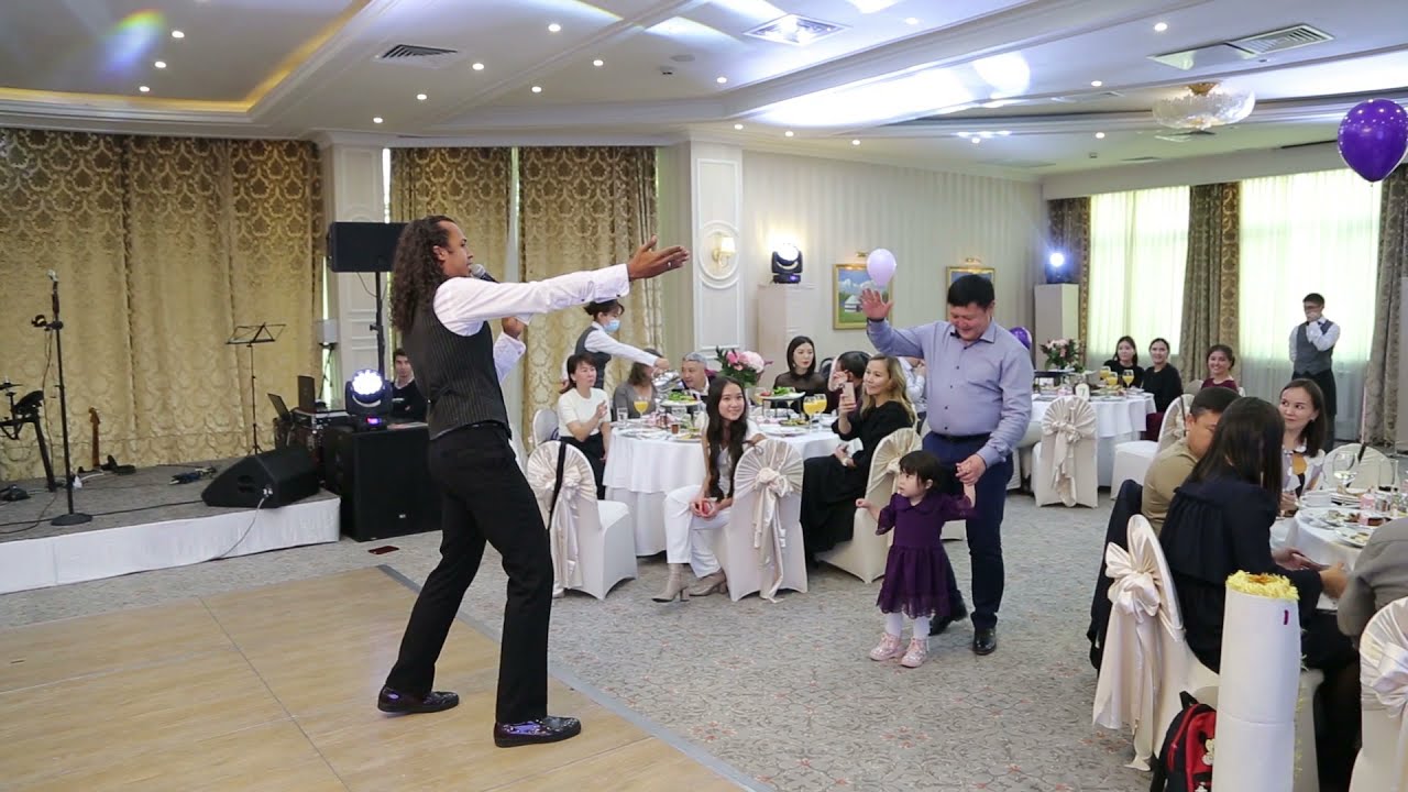 Импровизационный рэп в исполнении ведущего Даниэля Джеймс - Алматы, Казахстан