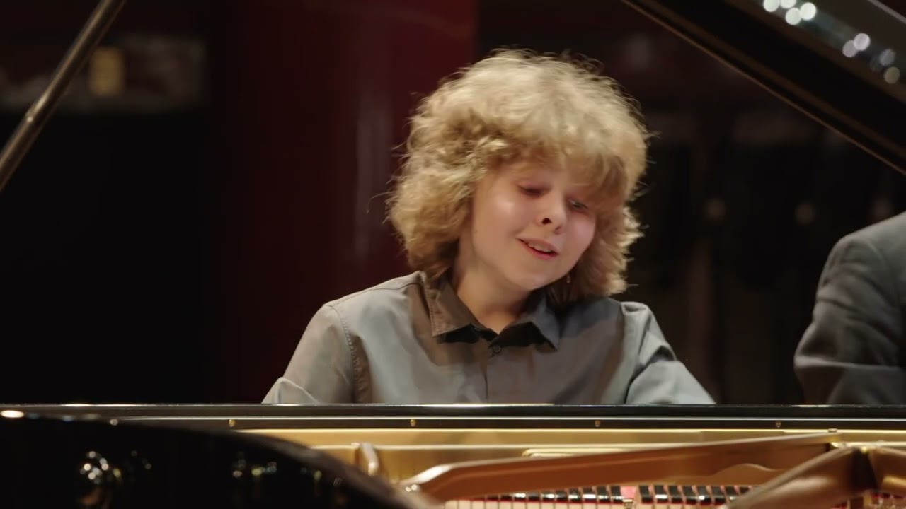 Piano Concerto No. 2 - 3rd Movement, Beethoven / Lucas Chiche and Cmgo Orchestra