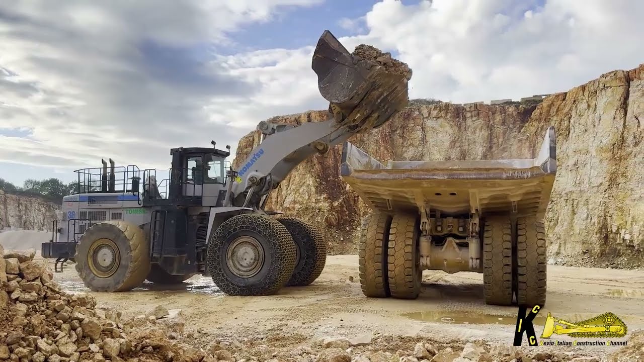 KOMATSU WA900 Wheel loader Loading DUMPER CATERPILLAR 777D #komatsu #mining #heavyequipment