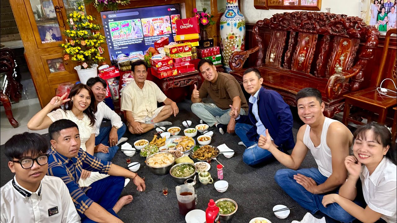 CÁ NHEO RANG MUỐI , GÀ LUỘC - Bữa cơm đoàn viên bên gia đình ngày đầu năm.