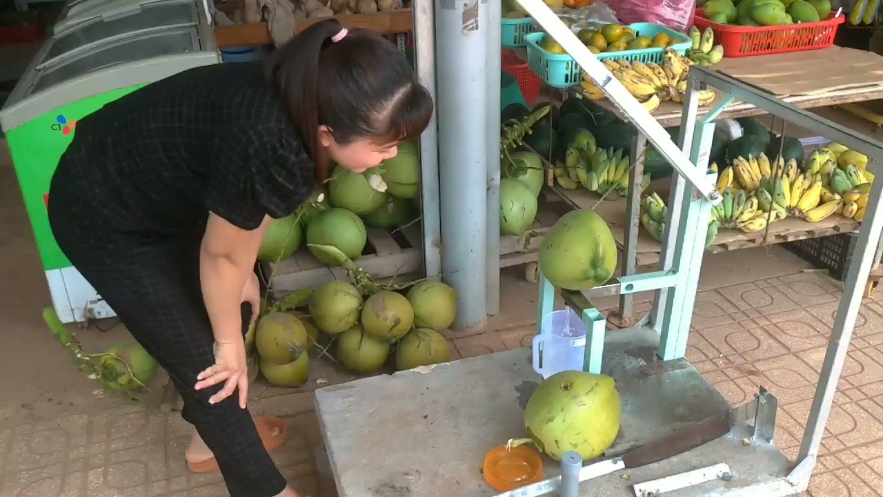 Dụng cụ lấy nước dừa nguyên trái không cần dao | Máy lấy nước dừa tươi