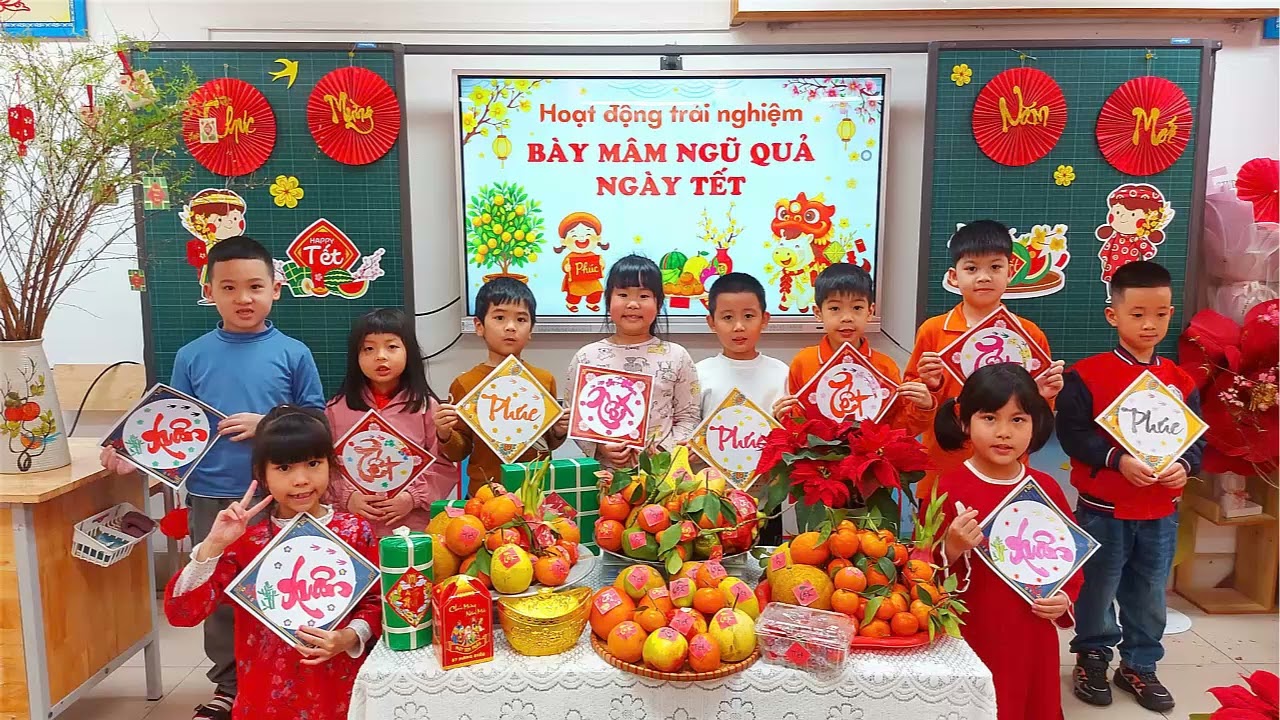 Hoạt động trải nghiệm tô chữ thư pháp. Mùa xuân yêu thương