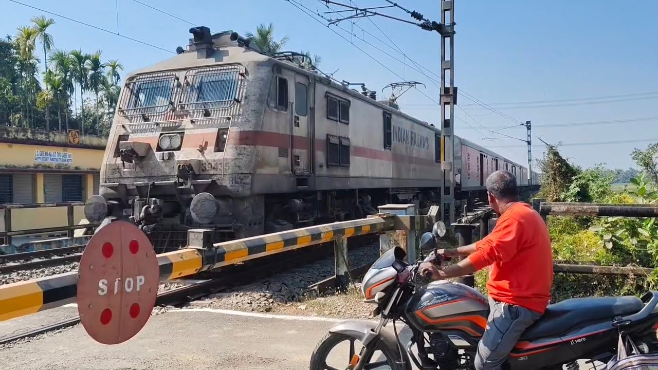 আগরতলা কলকাতা গরিব রথ মেল এক্সপ্রেস বলাগড় রেলগেট ট্রেন ট্রেন।