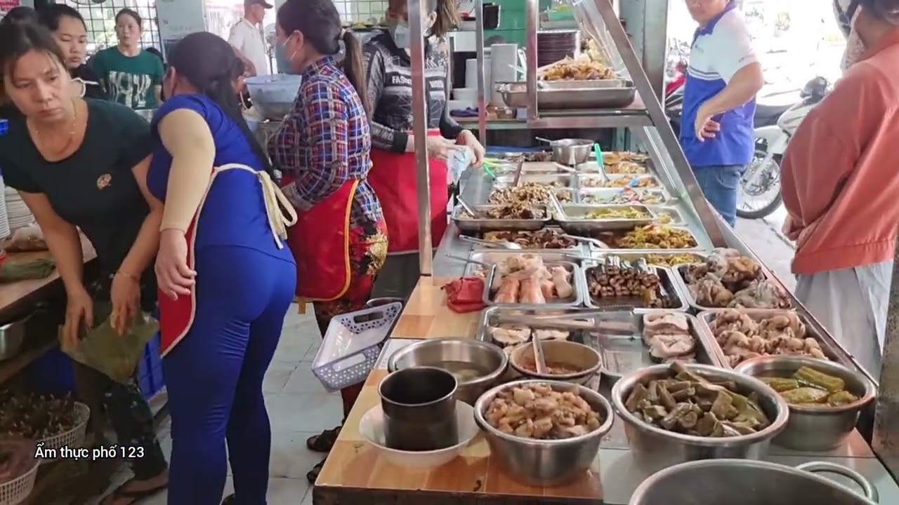 Đây mới chính là quán cơm phần bao no 25k  dành cho người lao động 