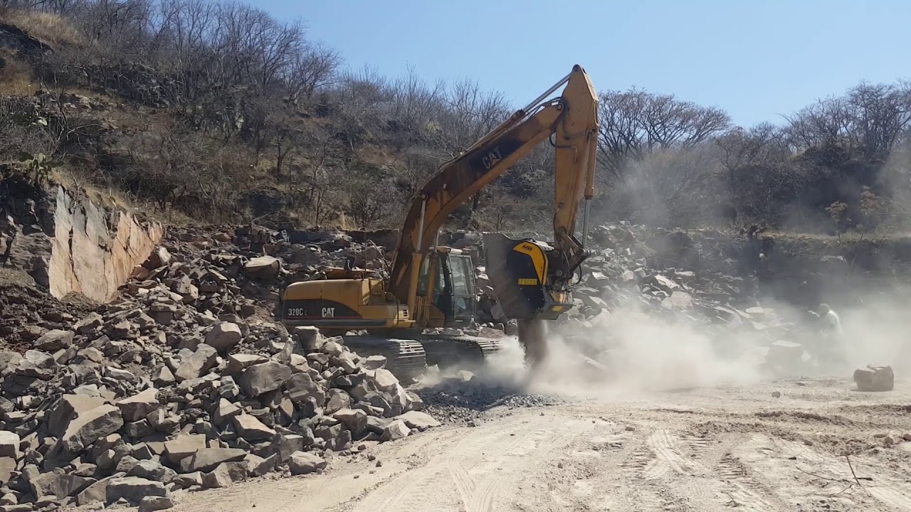 BF90.3 Crushing Bucket on Caterpillar Excavator Crushing Granite