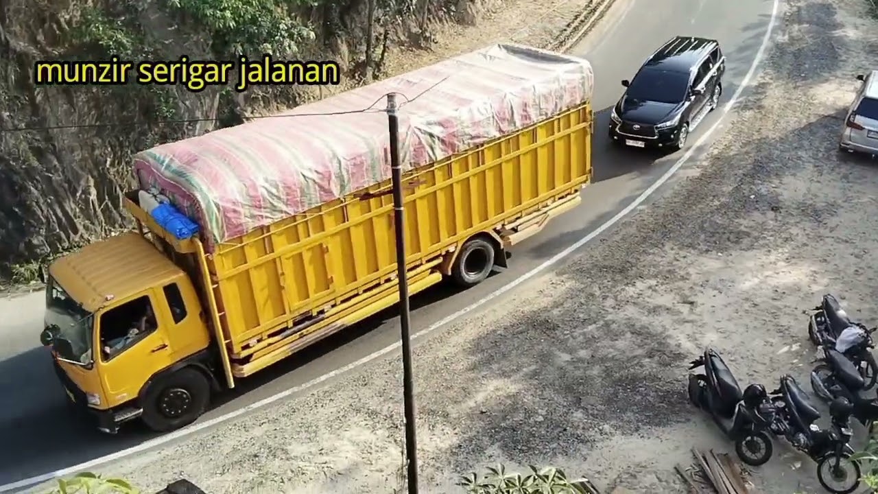 Ketika papasan truck dan mini bus di tikungan tajam nabundong buat deg-degan 