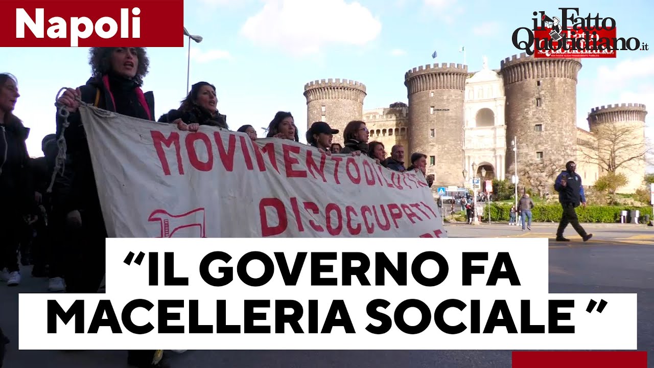 Napoli, disoccupati in piazza per difendere il reddito: “L’alternativa ? Lavori pagati 4 euro l’ora”