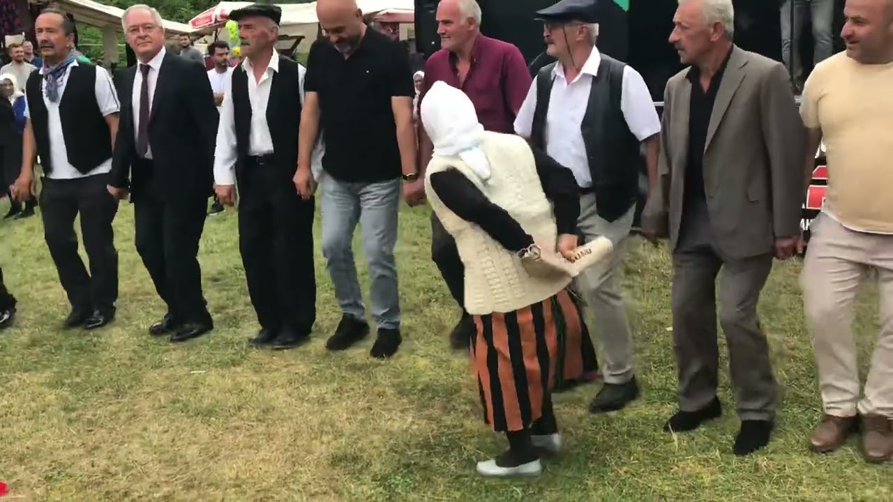Tonya delikanlılarından dik horon -Tonya Zere Yaylası Şenliği 2024