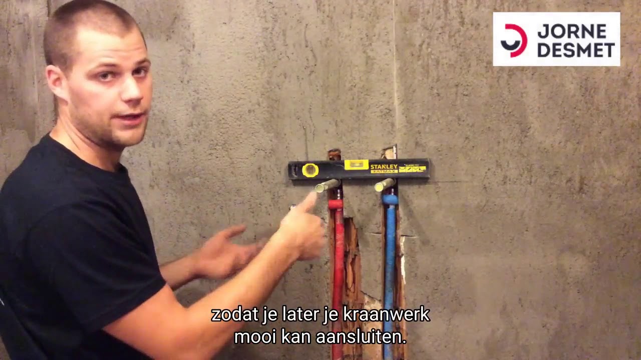 Hoe warm en koud water leidingen plaatsen voor het bad?