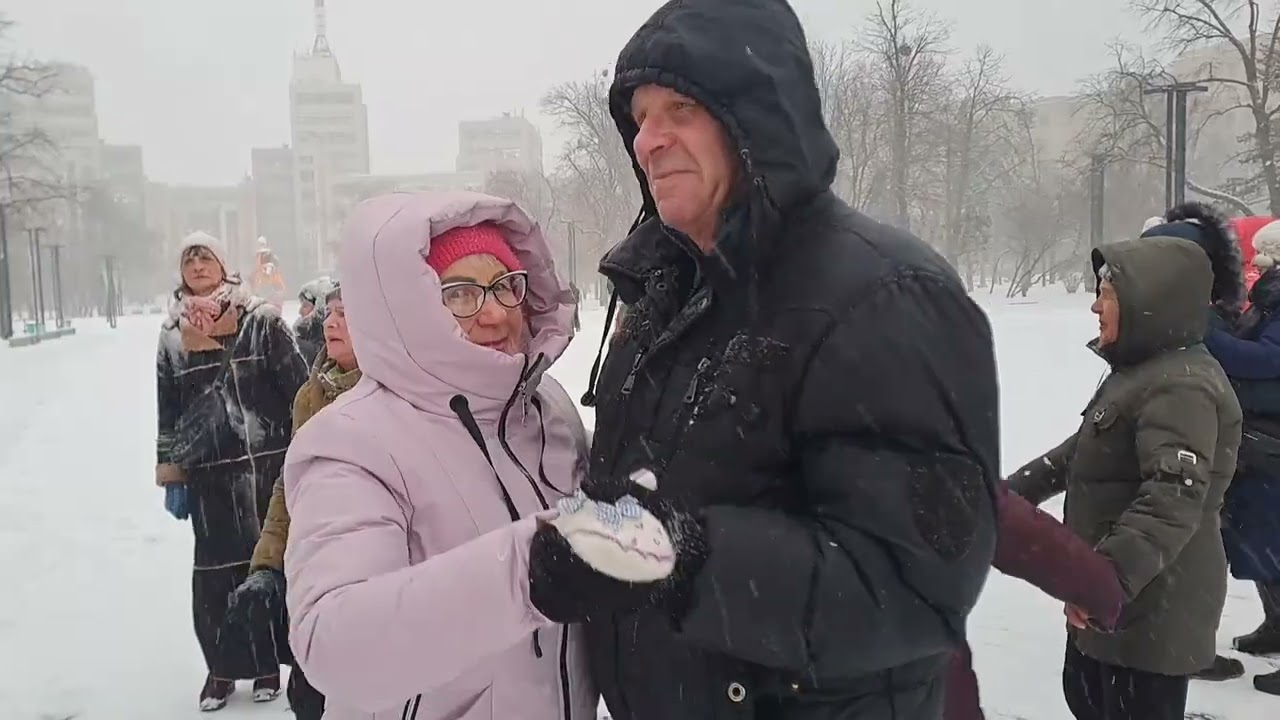 ЛЕЖАЛА РОЗА В УЛИЧНОЙ ПЫЛИ