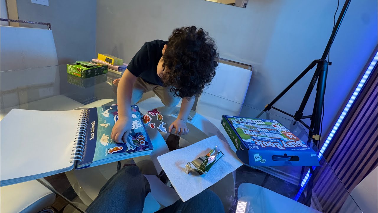 Abriendo paquetes con mi hijo. 