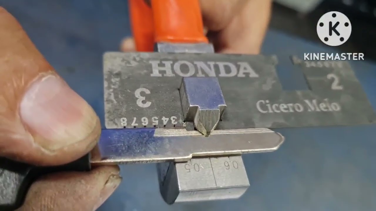Como fazer chave PCX Honda com chave paquimetro e alicate usando régua gabarito Honda.