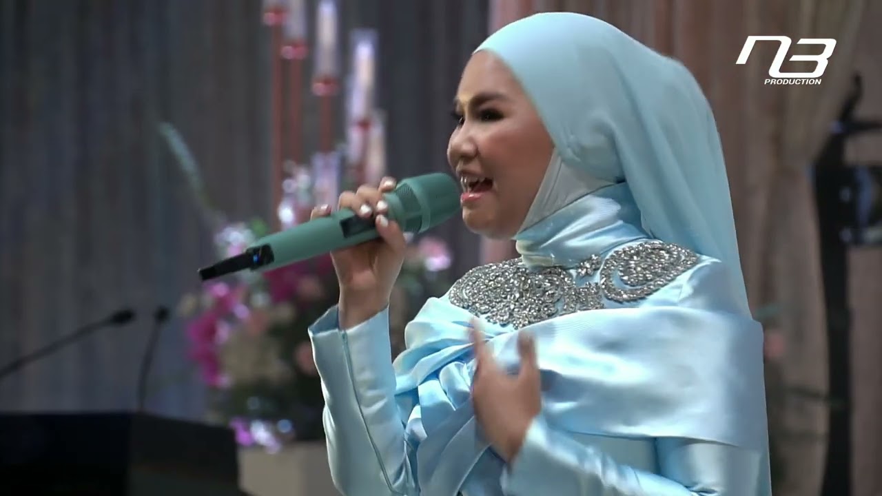 Live Perfomance by - Aina Abdul