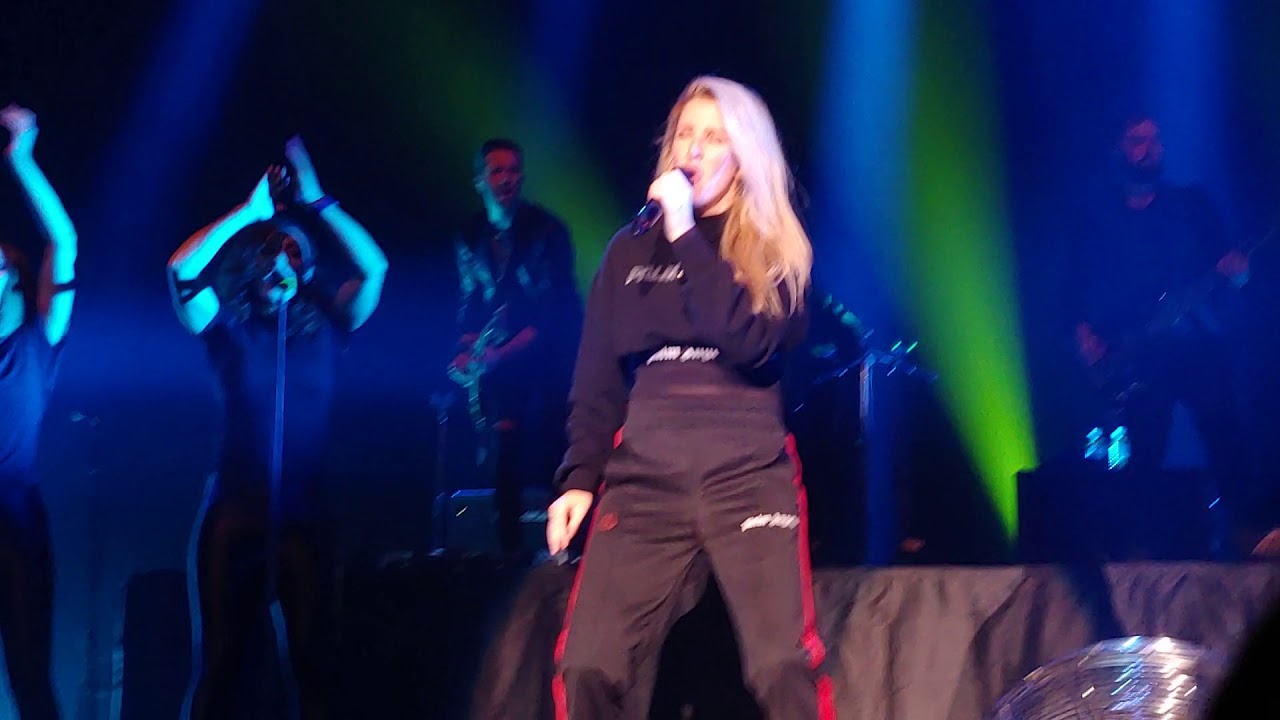 20180906 Ellie Goulding in Seoul - Outside