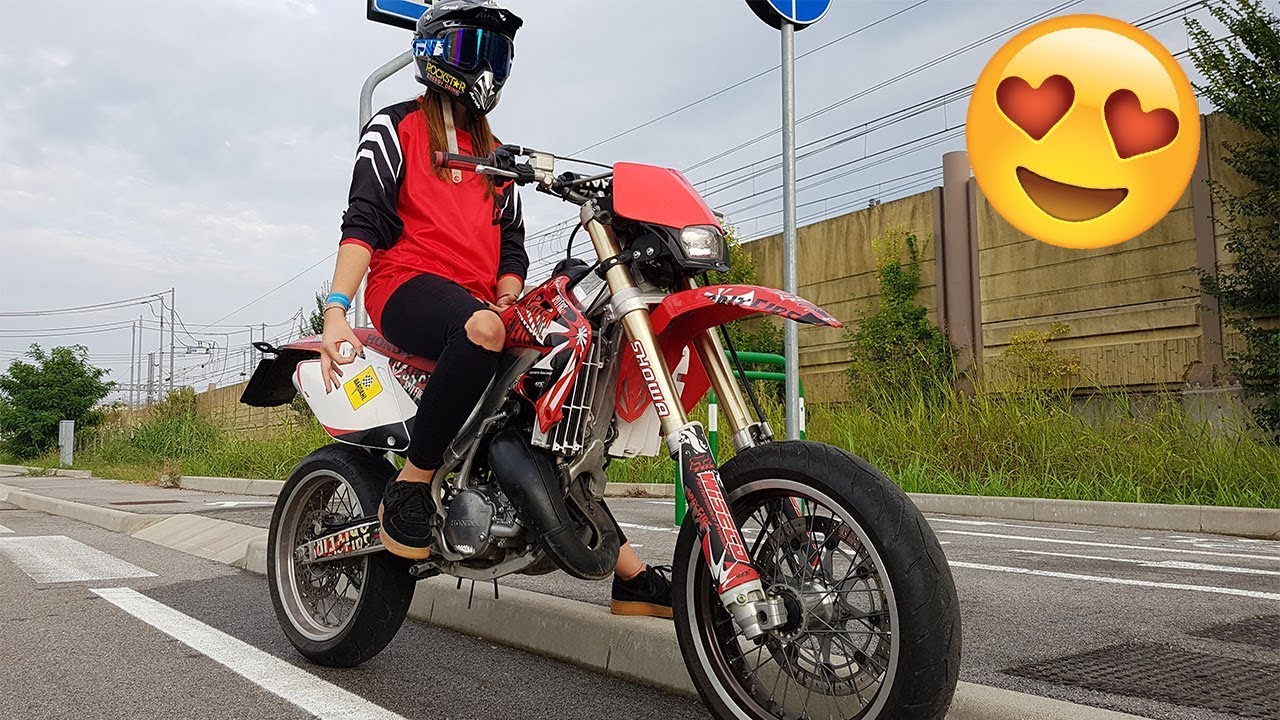 RAGAZZA GUIDA LA MIA MOTO PER LA PRIMA VOLTA!! [Honda Cr 125]