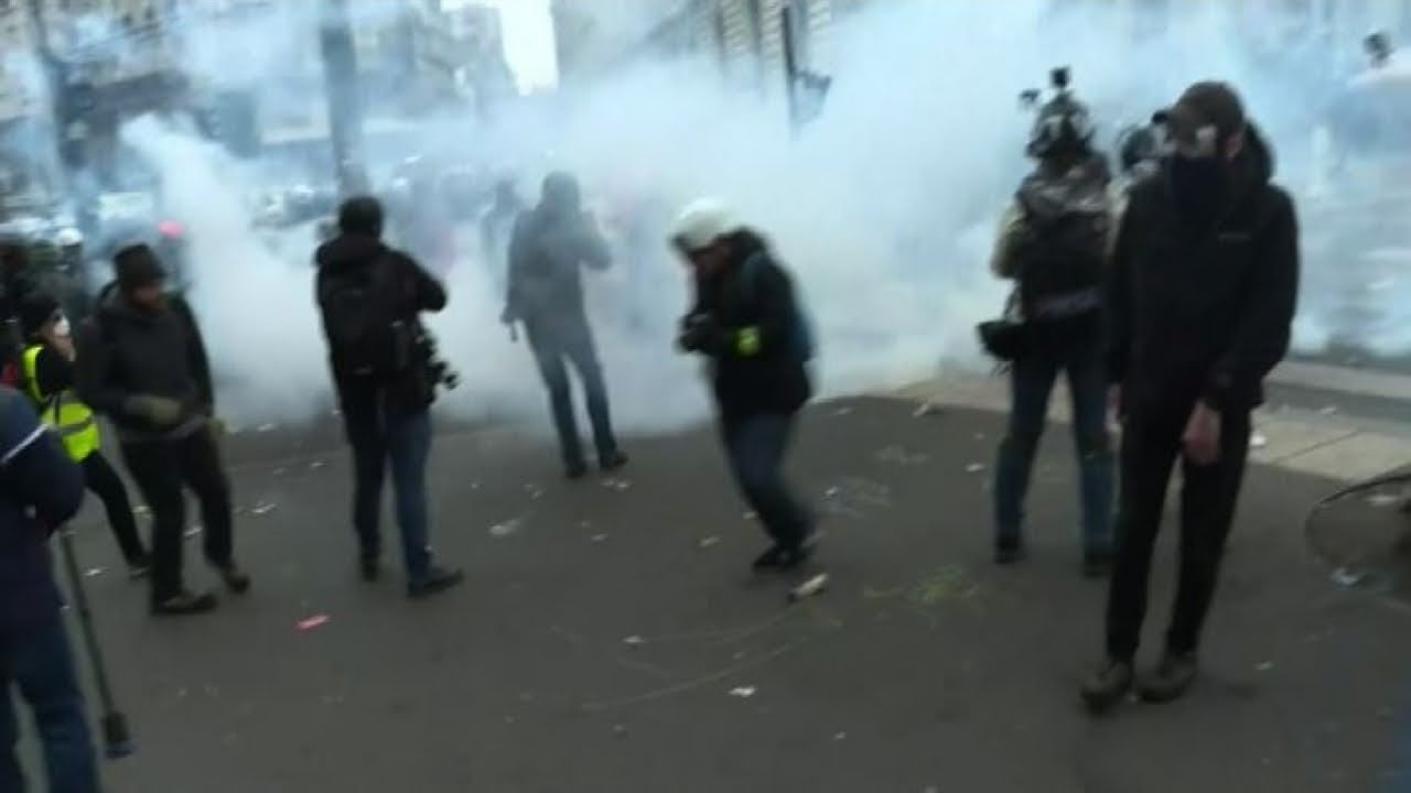 Sciopero generale in Francia, scontri in corso a Parigi