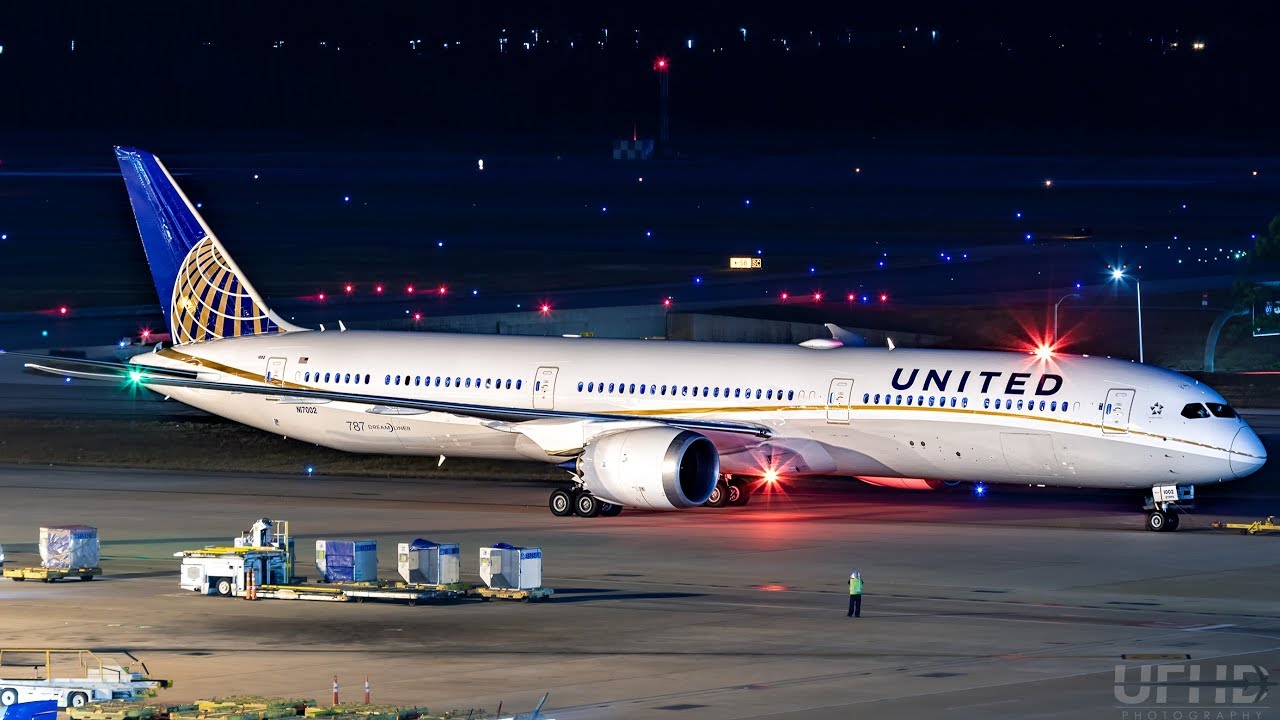 United B787-10 night pushback at Houston IAH