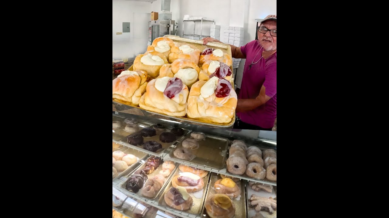 esta Panaderia 🤪🥖😍  Tienen Dulces Gigantes Mayorcas Rellenas.. Pan con Queso.. Rolls con Bavarian ❤️