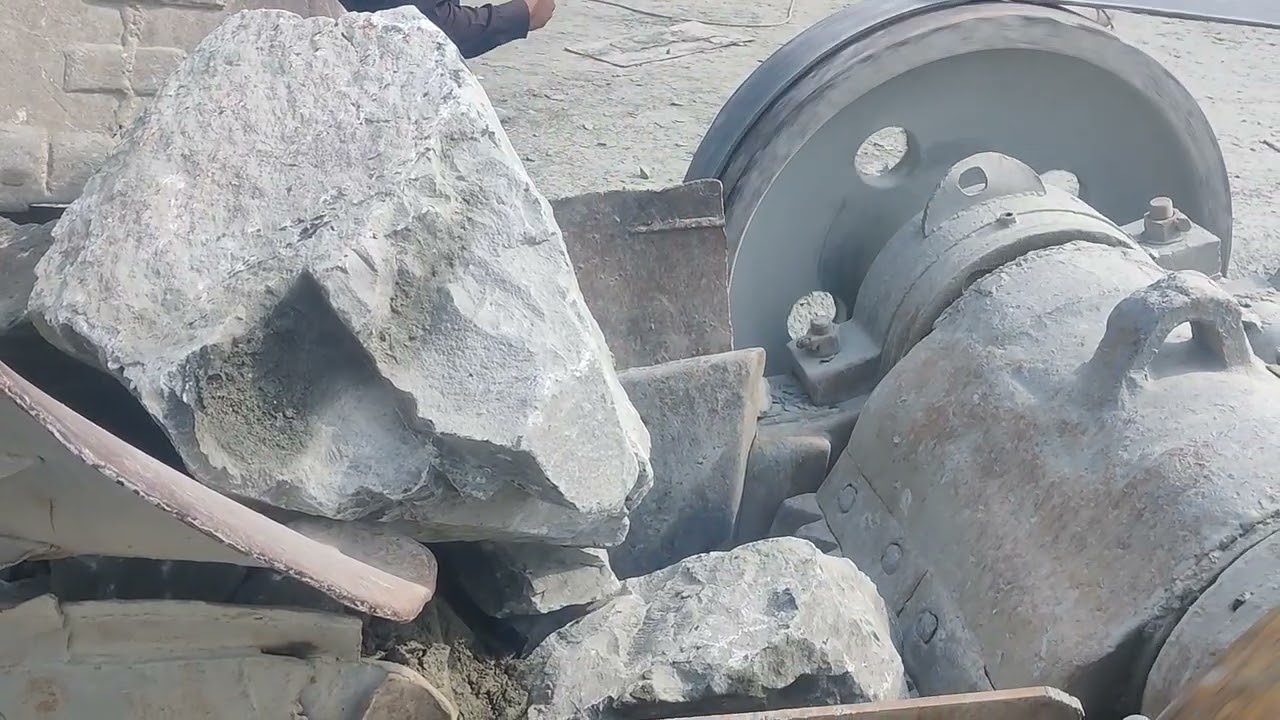 Bigger Black Stone in Jaw Machine: How To Breaking Stone in Crusher Plante #rockcrusher 