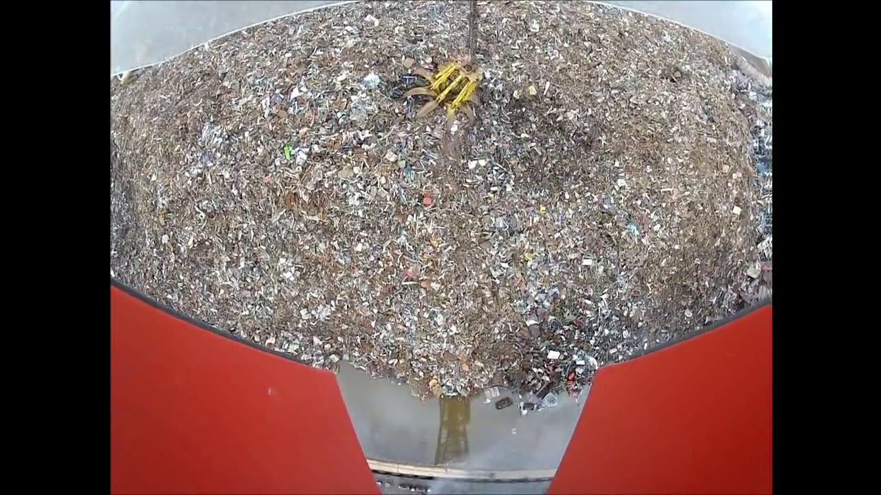 Lemniscate crane loading scrap metal