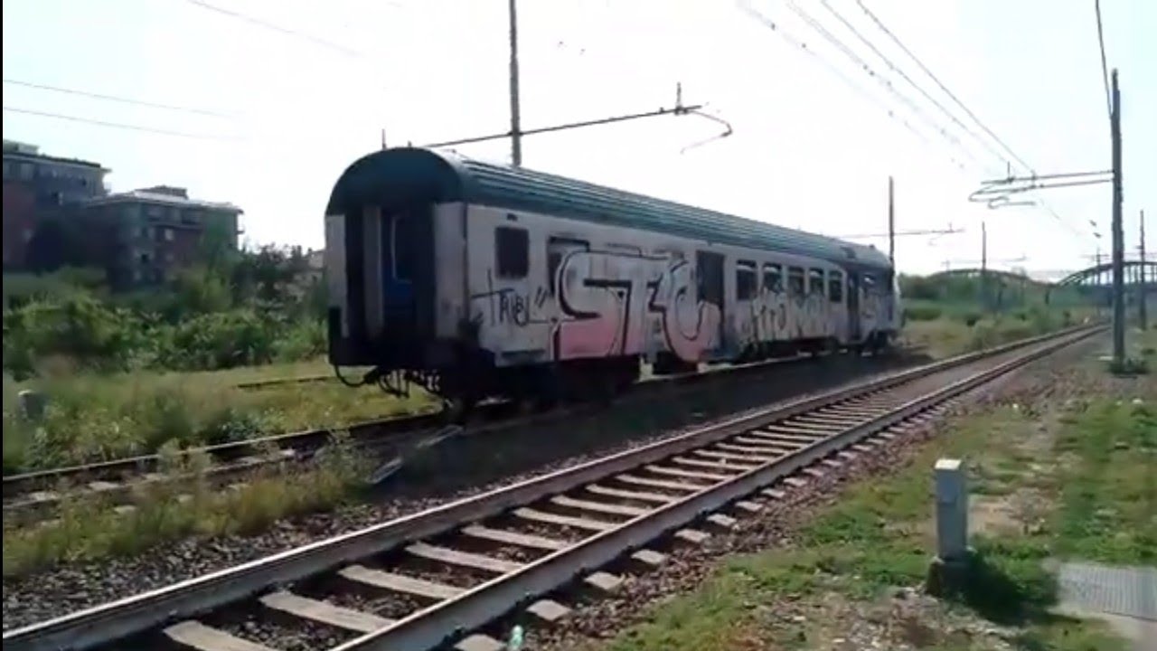 MILANO S.CRISTOFORO carrozza semipilota MDVC tutta imbrattata accantonata nei binari
