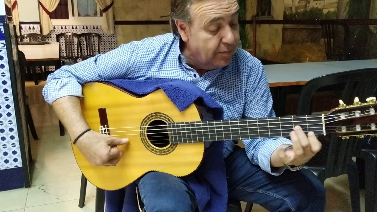 Manolo Franco probando una guitarra flamenca Casimiro González