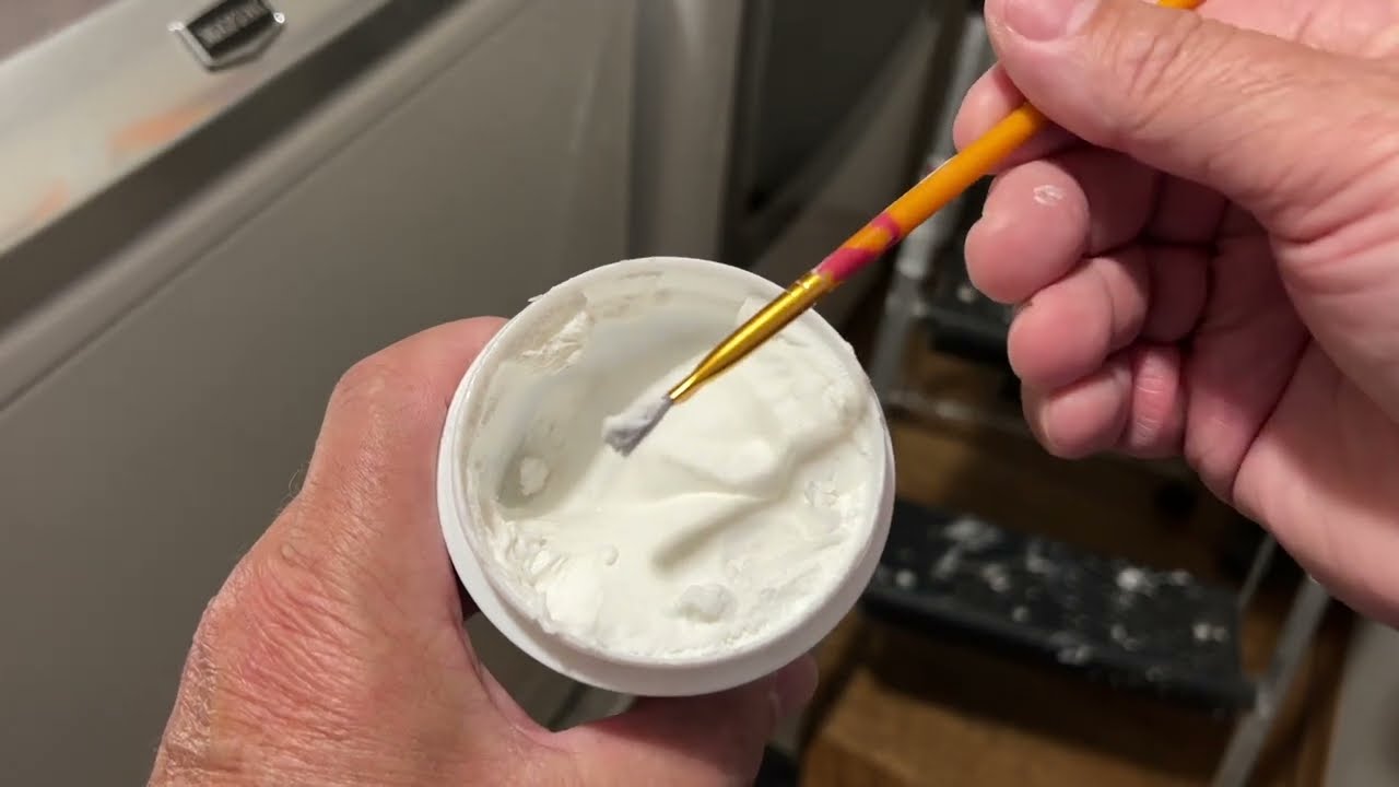 How to Touch up Paint Spots on a Ceiling